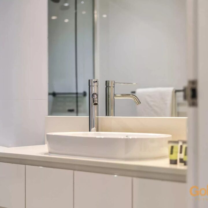 ensuite bathroom 2 bedroom apartment - Level 28