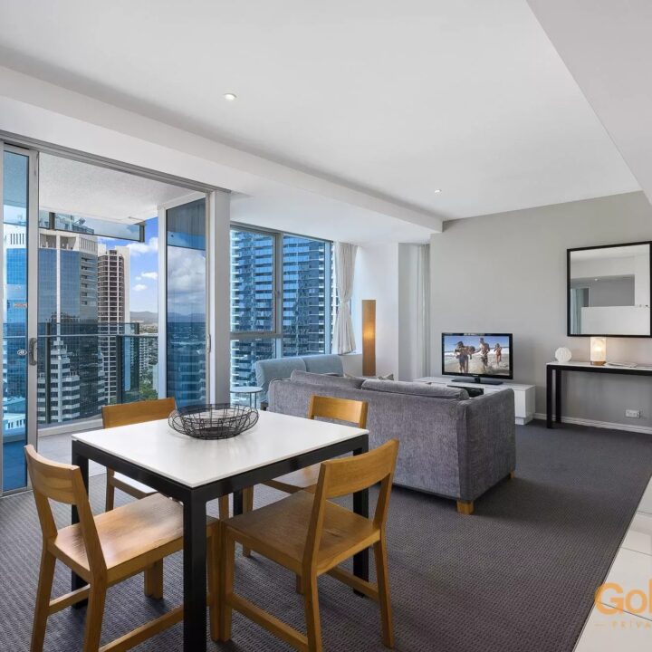 separate dining living areas - Level 15