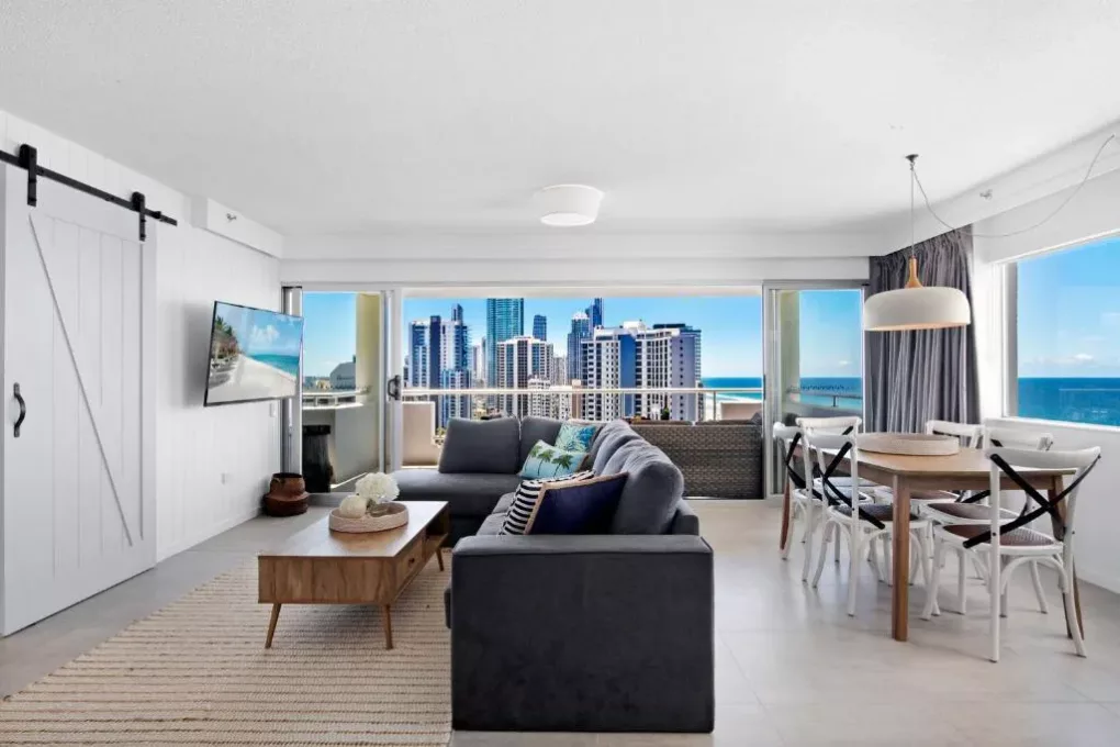 3 Bedrooms Holiday Apartment, Surfers Paradise