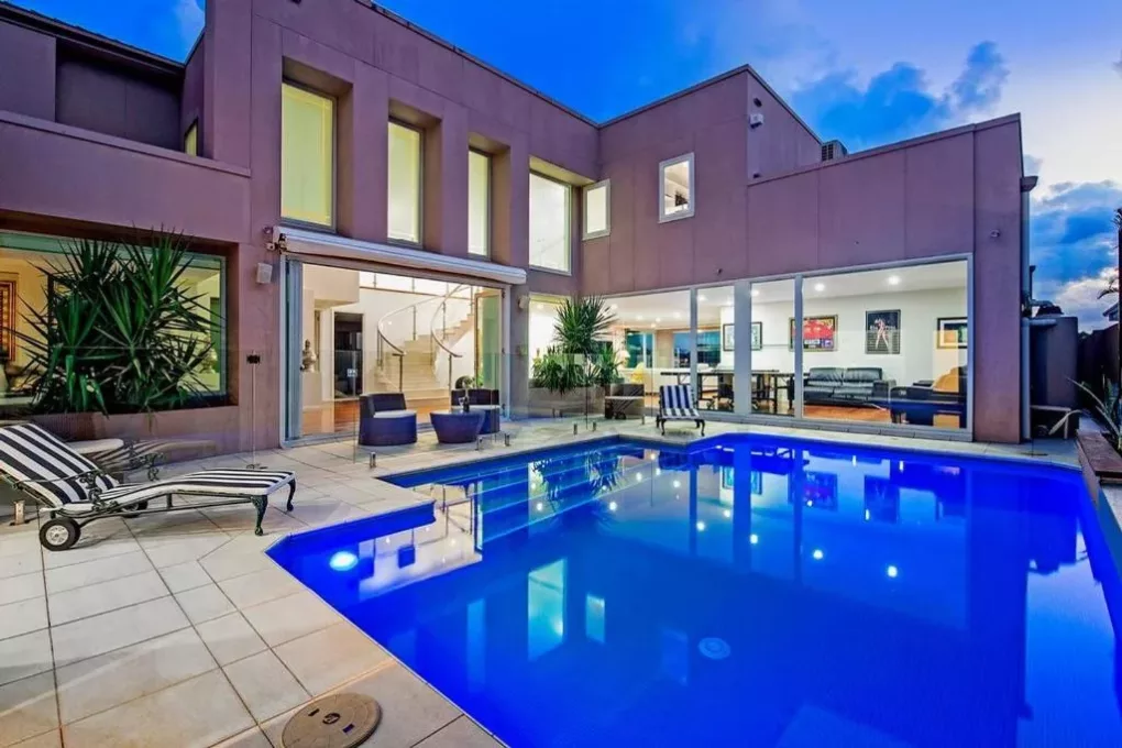 surfers paradise five-bedroom holiday home