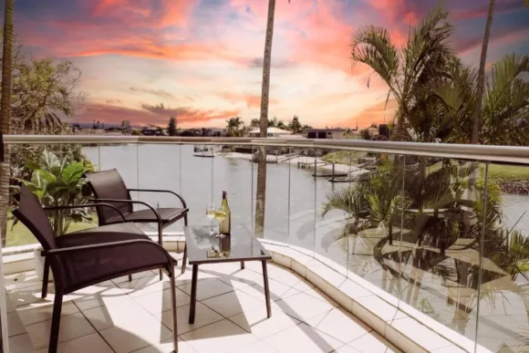 Luxury Canal Paradise, 3-Bedroom Holiday Apartment Broadbeach Waters