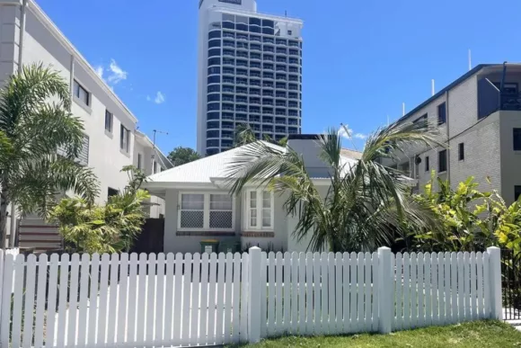 Beach House 100ms to Beach Freshly Renovated, Surfers Paradise