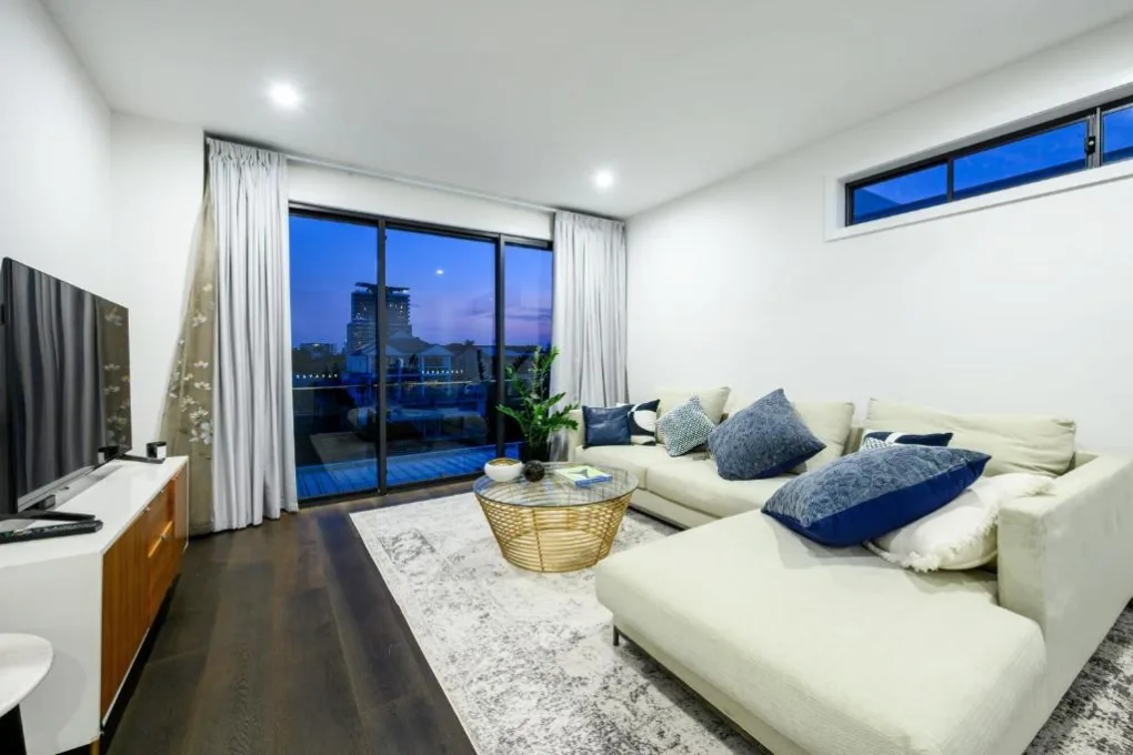 5 bedroom surfers paradise luxury holiday home