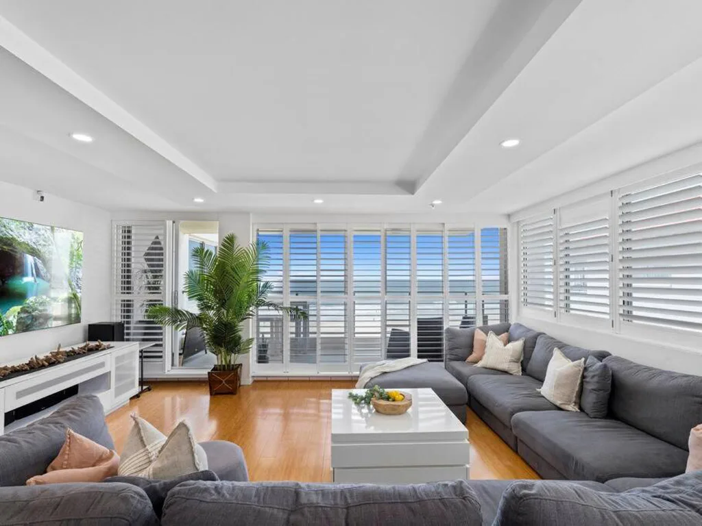 absolute beachfront apartment surfers paradise