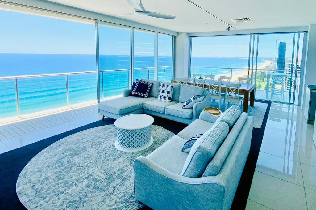 3 bedroom beachfront holiday apartment broadbeach