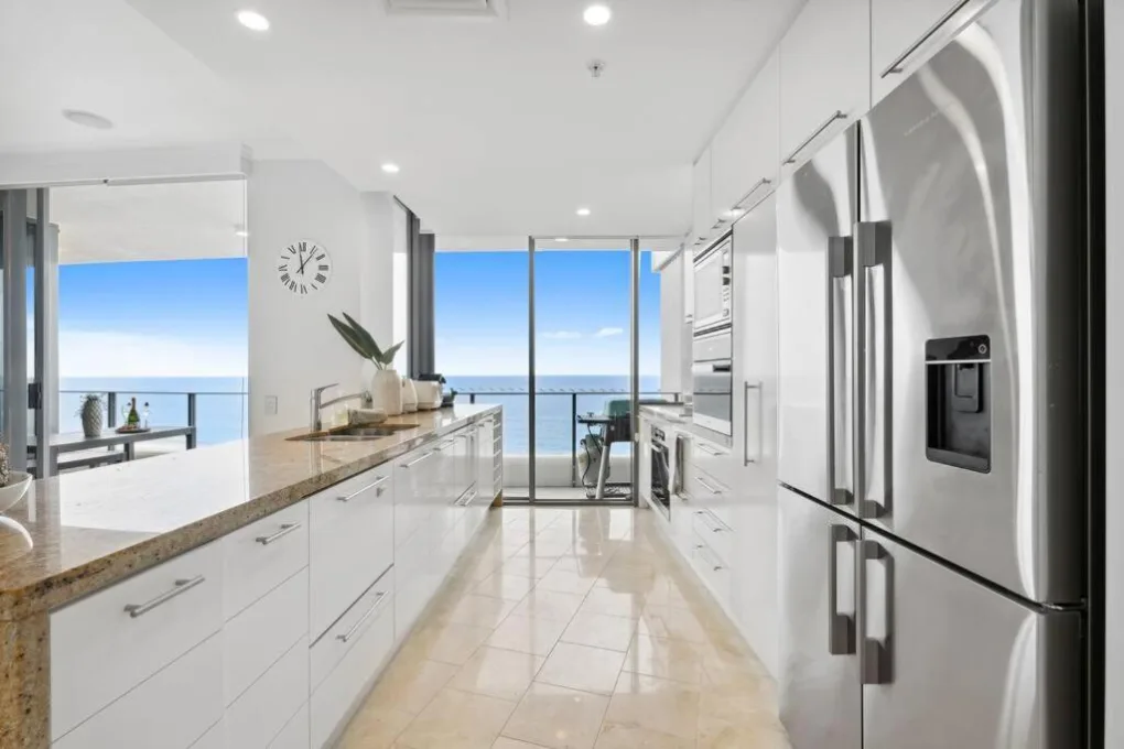 luxury 3 bedroom beachfront apartment Broadbeach