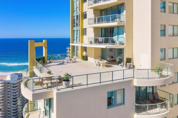 Resort Style 3BR Apartment w Huge Entertainers Balcony