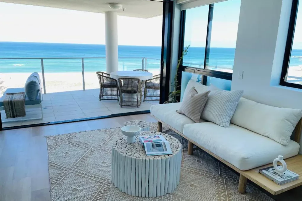 3 Bedroom beachside apartment kirra