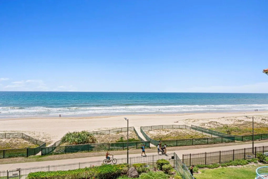 Absolute Beachfront Accommodation Surfers Paradise