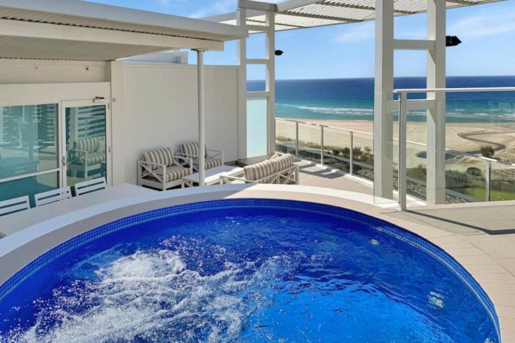 Kirra Penthouse on the beach