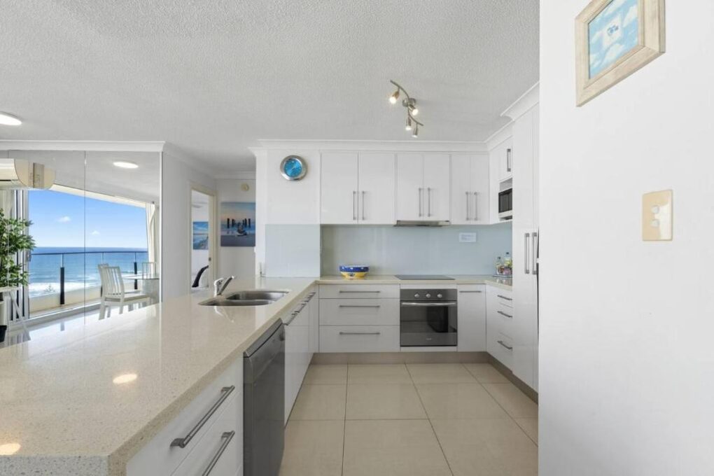 2 bedroom beachfront accommodation broadbeach