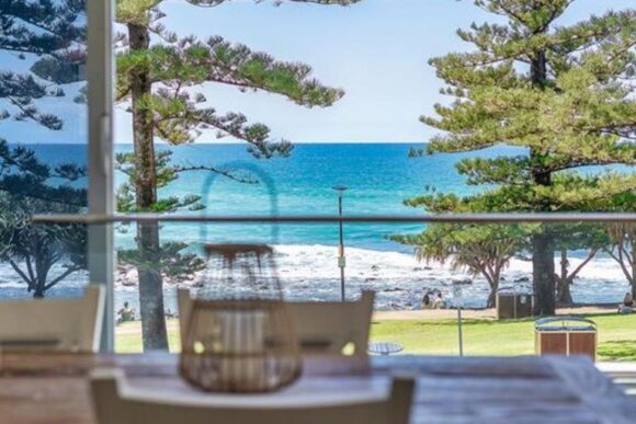 Burleigh Beachfront Abode With Beach View