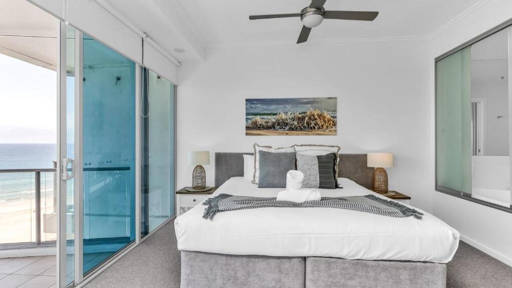 Coolangatta beachfront 3-bedroom apartment