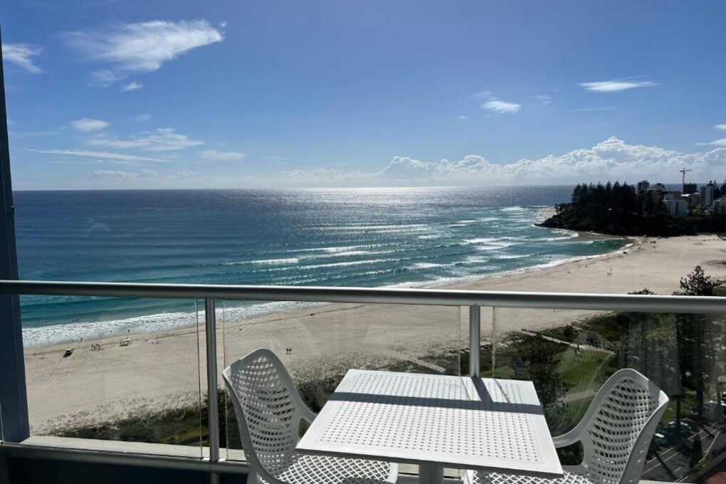 Kirra beachfront Apartment