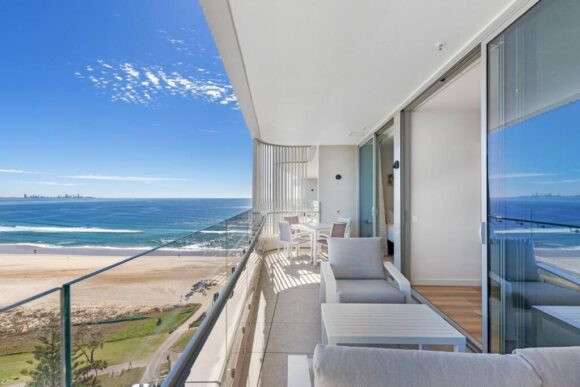 Luxurious 2BR 2BA Oceanfront Apartment Kirra