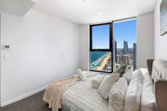 45th-Floor Luxury Suite w/ Panoramic Ocean Views in Meriton Surfers Paradise